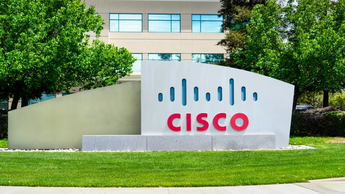 Cisco предупреждава, че софтуерна уязвимост може да позволи на хакери да сринат защитни стени