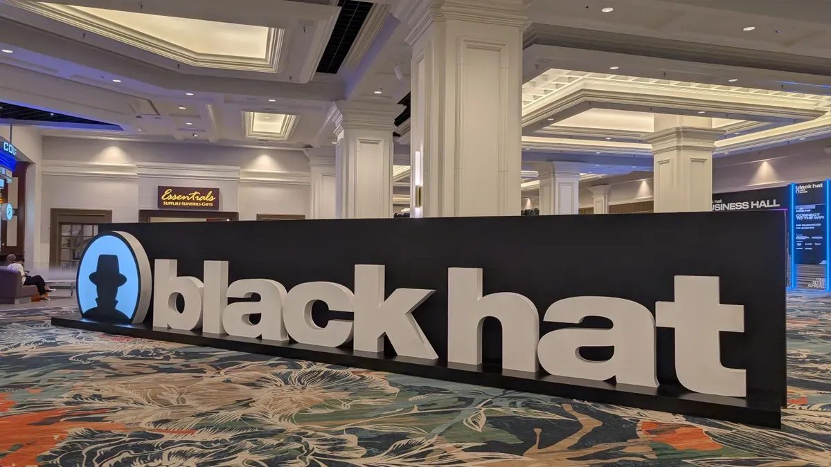 Огромни букви в конгресен център изписват думите „Black Hat“