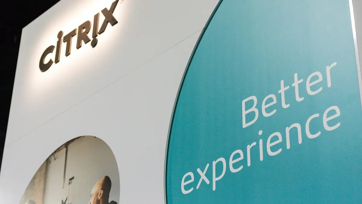 Висока експо табела с марката Citrix; слоганът: „По-добро изживяване“